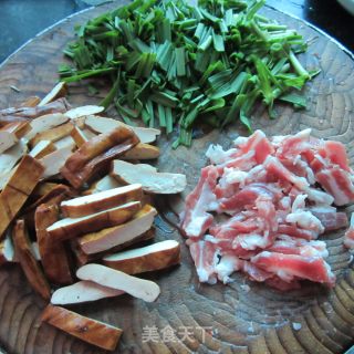 大蒜卤豆腐炒肉的做法步骤：2