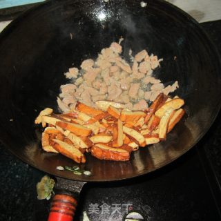 大蒜卤豆腐炒肉的做法步骤：6