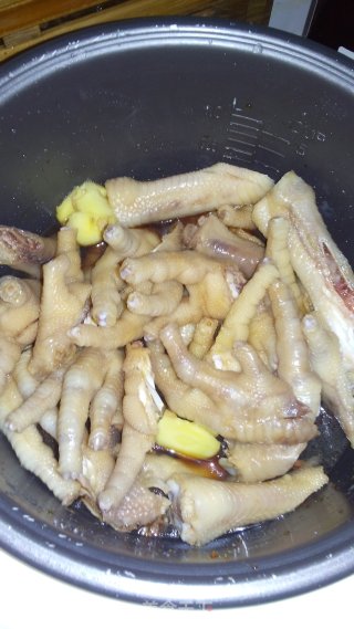 卤水鸡脚的做法步骤：3