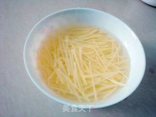 百吃不厌的家常菜——酸辣土豆丝的做法步骤：2
