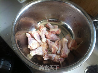 可乐鸡翅根的做法步骤：1
