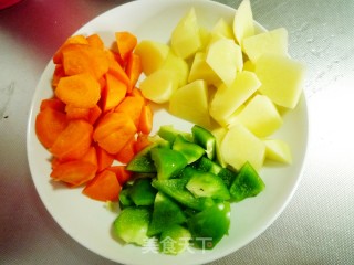 新疆大盘鸡的做法步骤：1