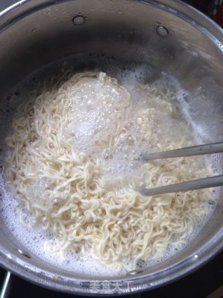 蛋皮炒面的做法步骤：2