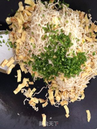 蛋皮炒面的做法步骤：15