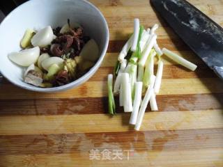 蒜粒烧牛蛙的做法步骤：4