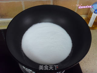 盐爆花生米的做法步骤：2