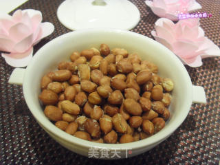 盐爆花生米的做法步骤：4