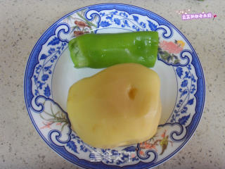 青椒土豆丝的做法步骤：1
