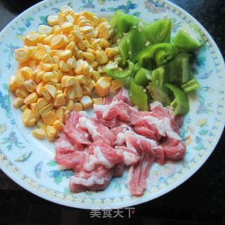 青椒甜玉米炒熟的做法步骤：1