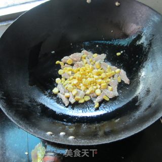 青椒甜玉米炒熟的做法步骤：3