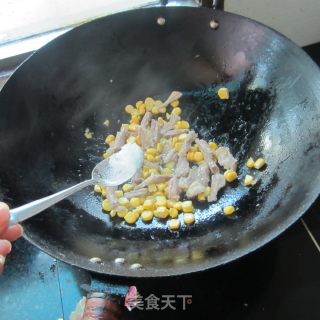 青椒甜玉米炒熟的做法步骤：4