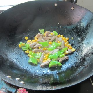 青椒甜玉米炒熟的做法步骤：6
