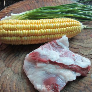 玉米猪肉饺子的做法步骤：1