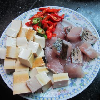 豆腐丁煮鱼的做法步骤：1