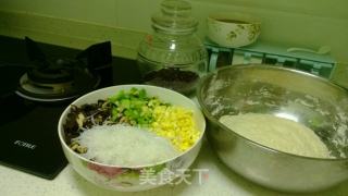 豆角木耳粉丝鸡蛋馅儿包子的做法步骤：1