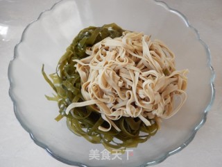 拌豆腐皮海带丝的做法步骤：6