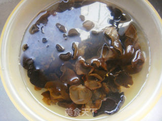 黄瓜木耳炒鸡蛋的做法步骤：1