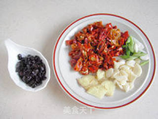 【豉椒蒸熏鱼】--- 超下饭的农家菜的做法步骤：2
