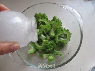老干妈炒苦瓜的做法步骤：2