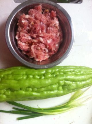 苦瓜酿肉的做法步骤：1