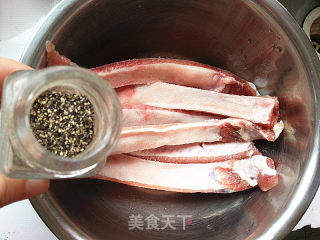 黑胡椒粒蒜蓉猪肋排的做法步骤：2