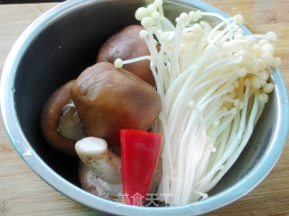 蚝油扒鲜菇的做法步骤：1
