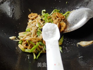 豆豉青椒炒面筋的做法步骤：10