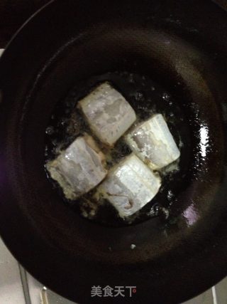 糖醋带鱼的做法步骤：2