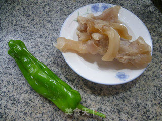 青椒炒牛筋的做法步骤：1