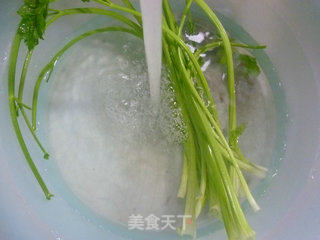 开洋芹菜炒西瓜皮的做法步骤：3