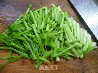 开洋芹菜炒西瓜皮的做法步骤：4