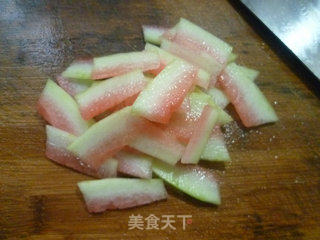 开洋芹菜炒西瓜皮的做法步骤：6