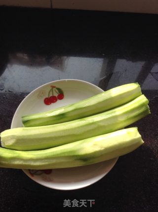 丝瓜炒咸肉的做法步骤：1