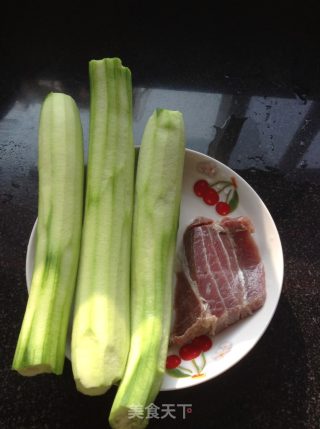 丝瓜炒咸肉的做法步骤：2