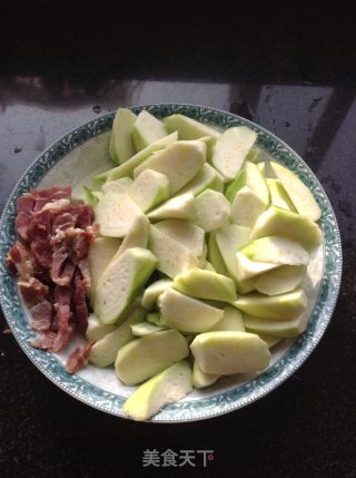 丝瓜炒咸肉的做法步骤：3