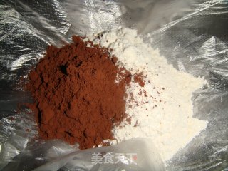 巧克力戚风蛋糕的做法步骤：1
