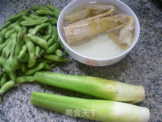 羊尾笋茭白炒毛豆的做法步骤：1