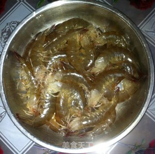 黄油蒜蓉虾的做法步骤：1
