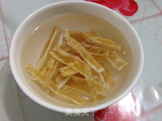 雪梨炖鱼胶的做法步骤：1