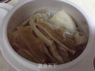 雪梨炖鱼胶的做法步骤：3