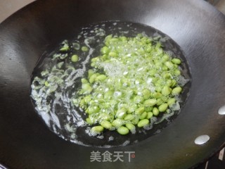 双椒炒毛豆仁的做法步骤：5