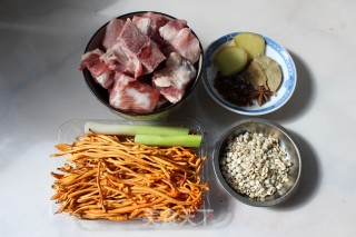 这种鲜香你尝试过么——虫草菇排骨汤的做法步骤：1