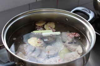 这种鲜香你尝试过么——虫草菇排骨汤的做法步骤：5
