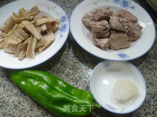 青椒笋干烧排骨的做法步骤：1