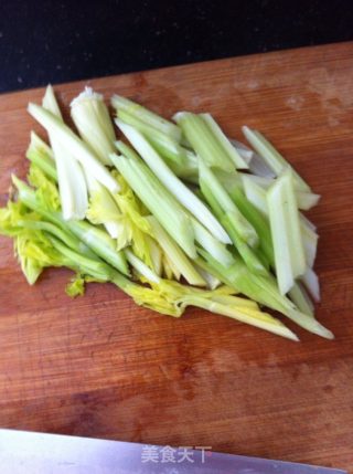 西芹炒米粉的做法步骤：2