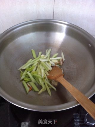 西芹炒米粉的做法步骤：5