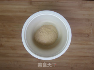 【黑啤红糖桂圆面包】用啤酒做出美味养生大面包的做法步骤：2
