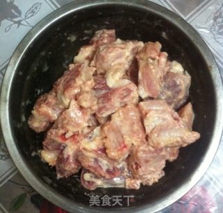 酸甜排骨的做法步骤：1