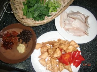 锅盔回锅肉的做法步骤：2