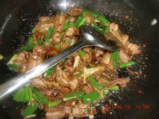 锅盔回锅肉的做法步骤：7